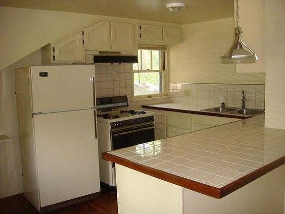 Unit B kitchen