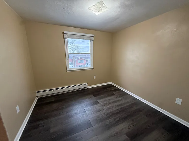 829-831 Oak Hill Ave — Photo 12