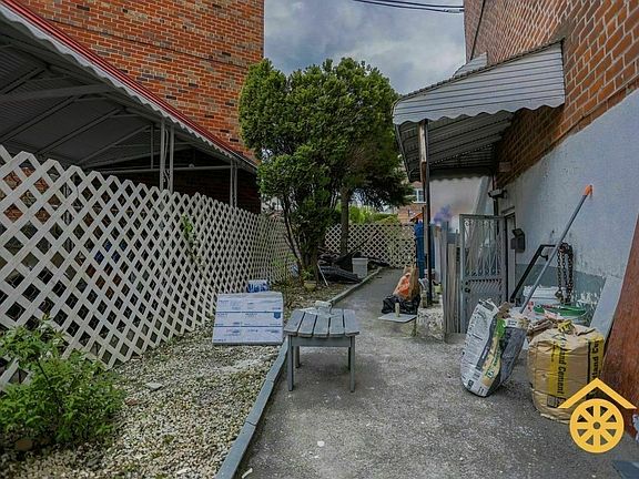 2nd image of 4392 Byron Ave #1B1