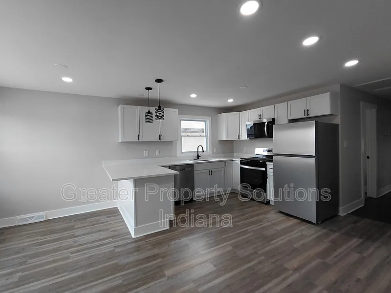4 bed, 2.0 bath, 2552 sqft, $2,450 — Photo 3