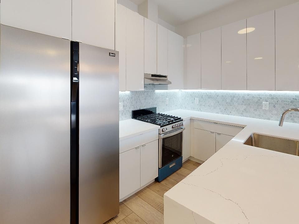 1st image of 1935 Franklin St APT 705