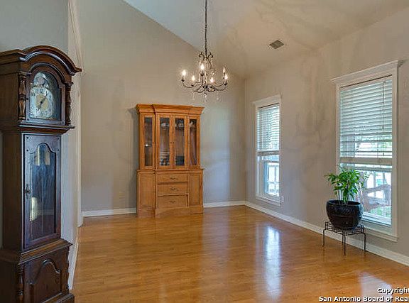 5th image of 325 Oak Knoll Cir