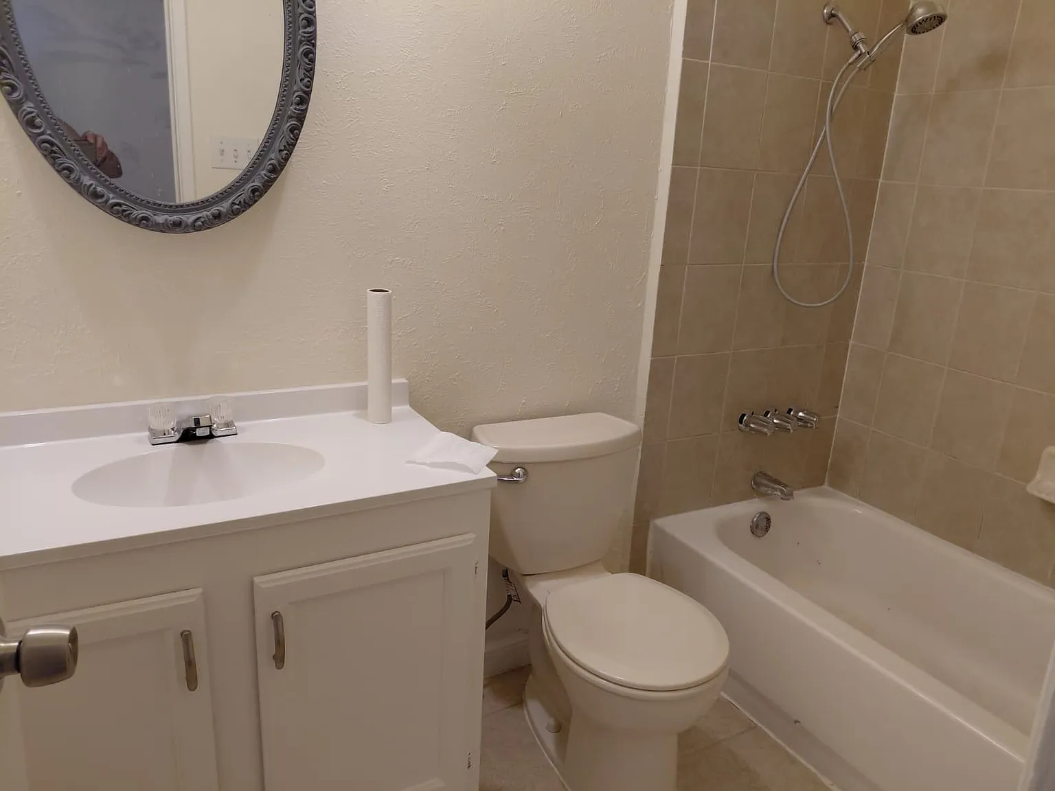 3 bed, 2100 sqft, $2,400 — Photo 2