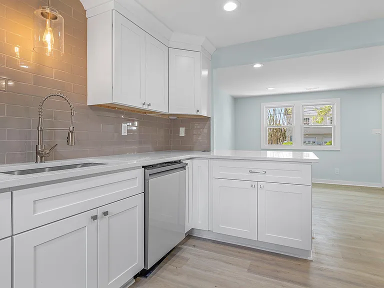 4268 Lee Ave — Photo 10