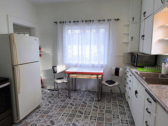 Sweet eat-in-kitchen