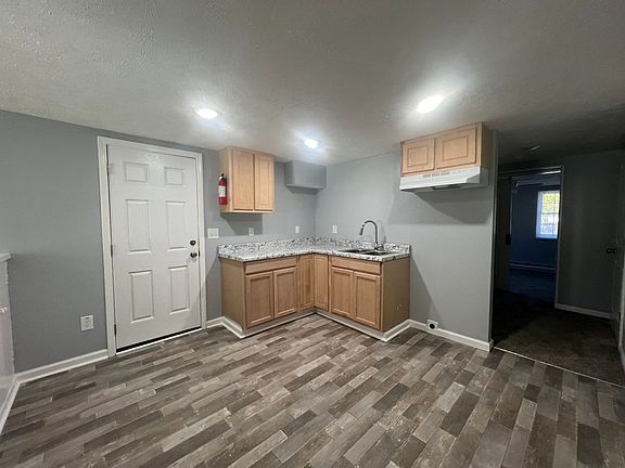 4th image of 2218C Murchison Rd