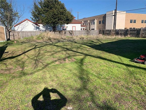 3rd image of 302 N Douglas Ave