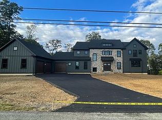 321 Arrowhead Ln, Breinigsville, PA 18031