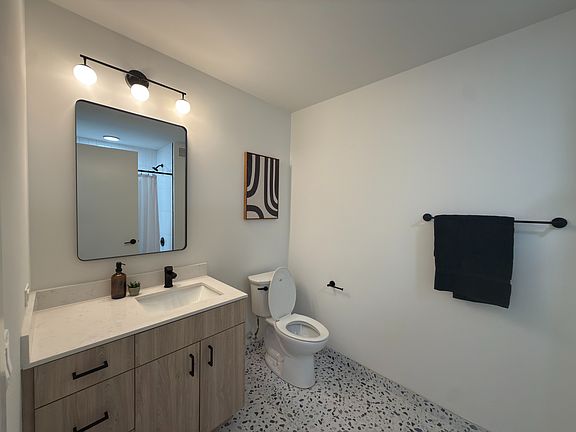 4th image of 1100-15 W Grand Ave #310