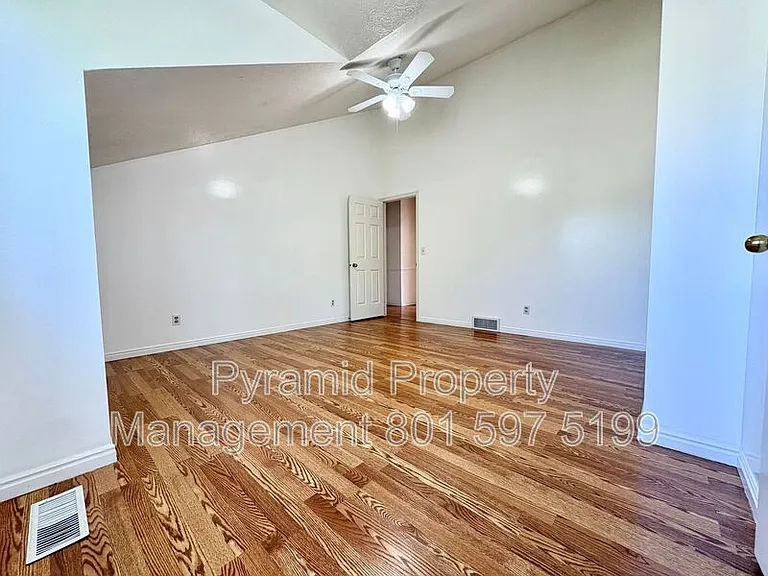 1099 W Shepard Ln — Photo 10