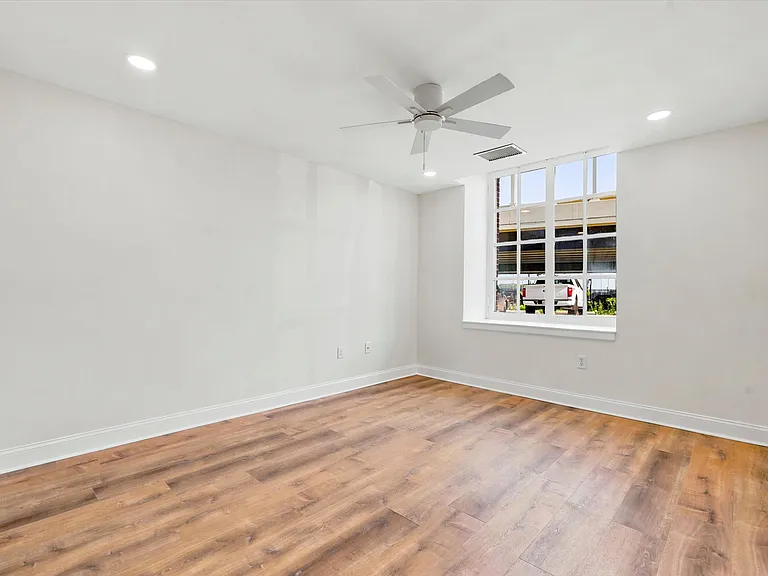 Chandler Apartments — Photo 16