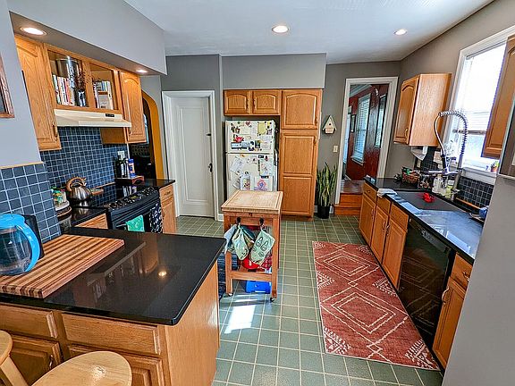 5th image of 1357 Covedale Ave