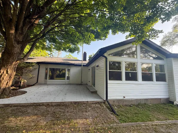 6076 Hugh St, Burton, MI 48509