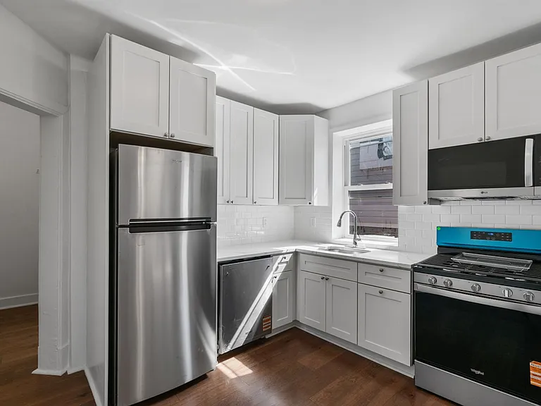 2306 E Carson St — Photo 2