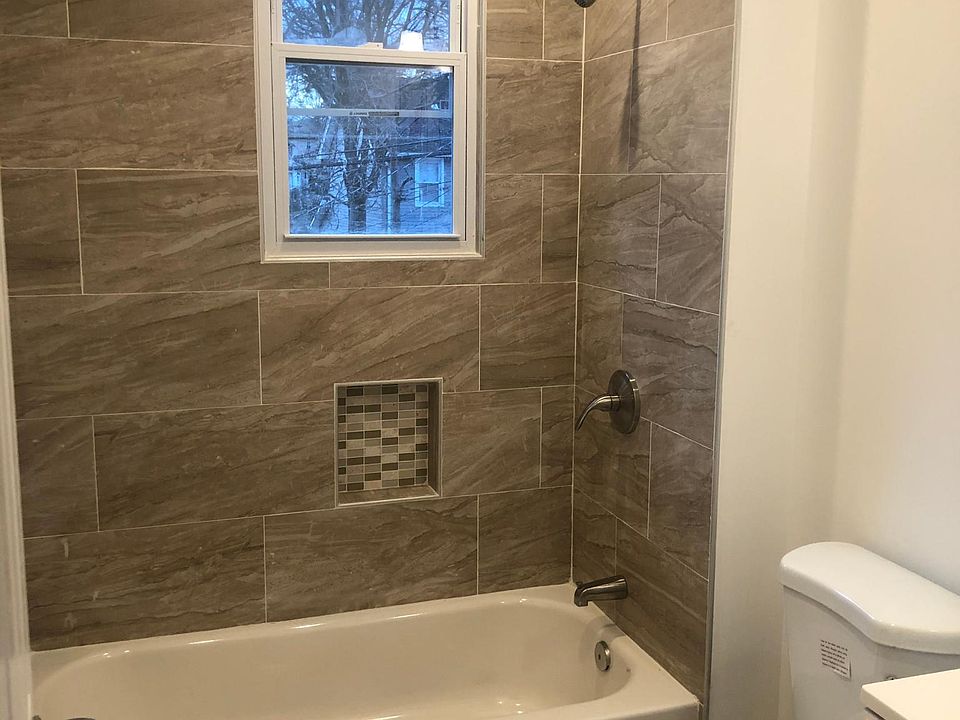 2nd image of 105 Leslie St
