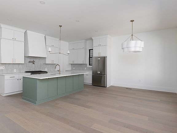 5th image of 429B Basswood Ave