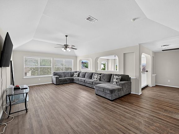 5th image of 412 Roundrock Ln