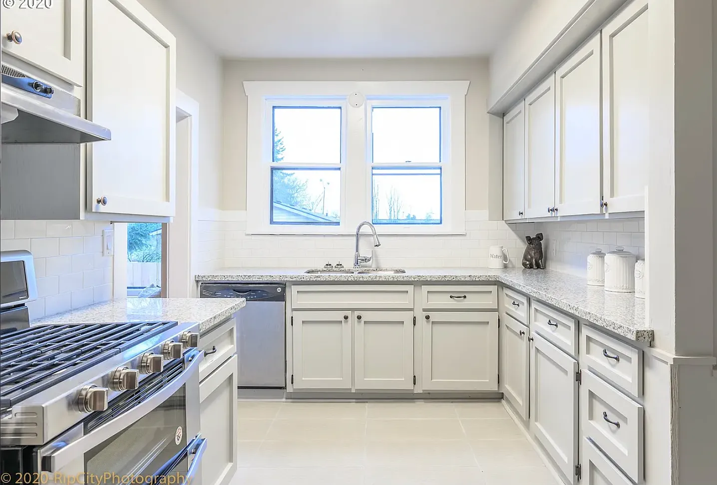 3 bed, 2.5 bath, 2456 sqft, $3,300 — Photo 2