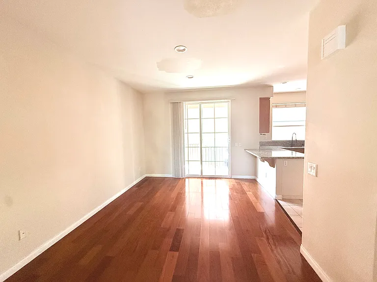 20512 Earl St — Photo 6