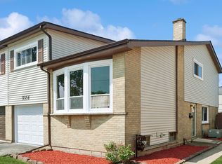 9354 Twin Oaks Ln, Des Plaines, IL 60016