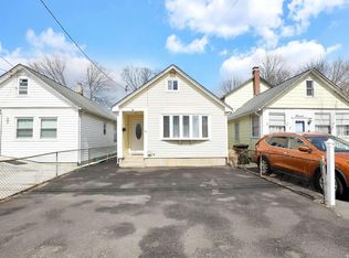 9 Lockwood Rd, Bay Shore, NY 11706