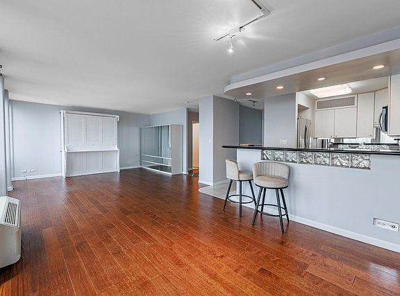 4th image of 111 E Chestnut St APT 40D