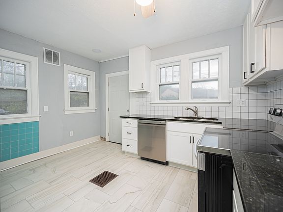 3rd image of 2265 Leonard Ave #2