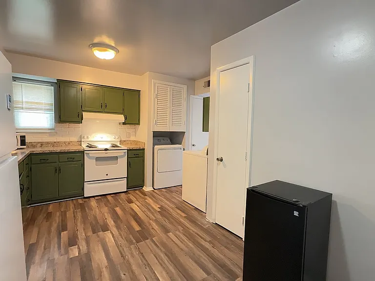 1379 E Tanners Creek Dr — Photo 3