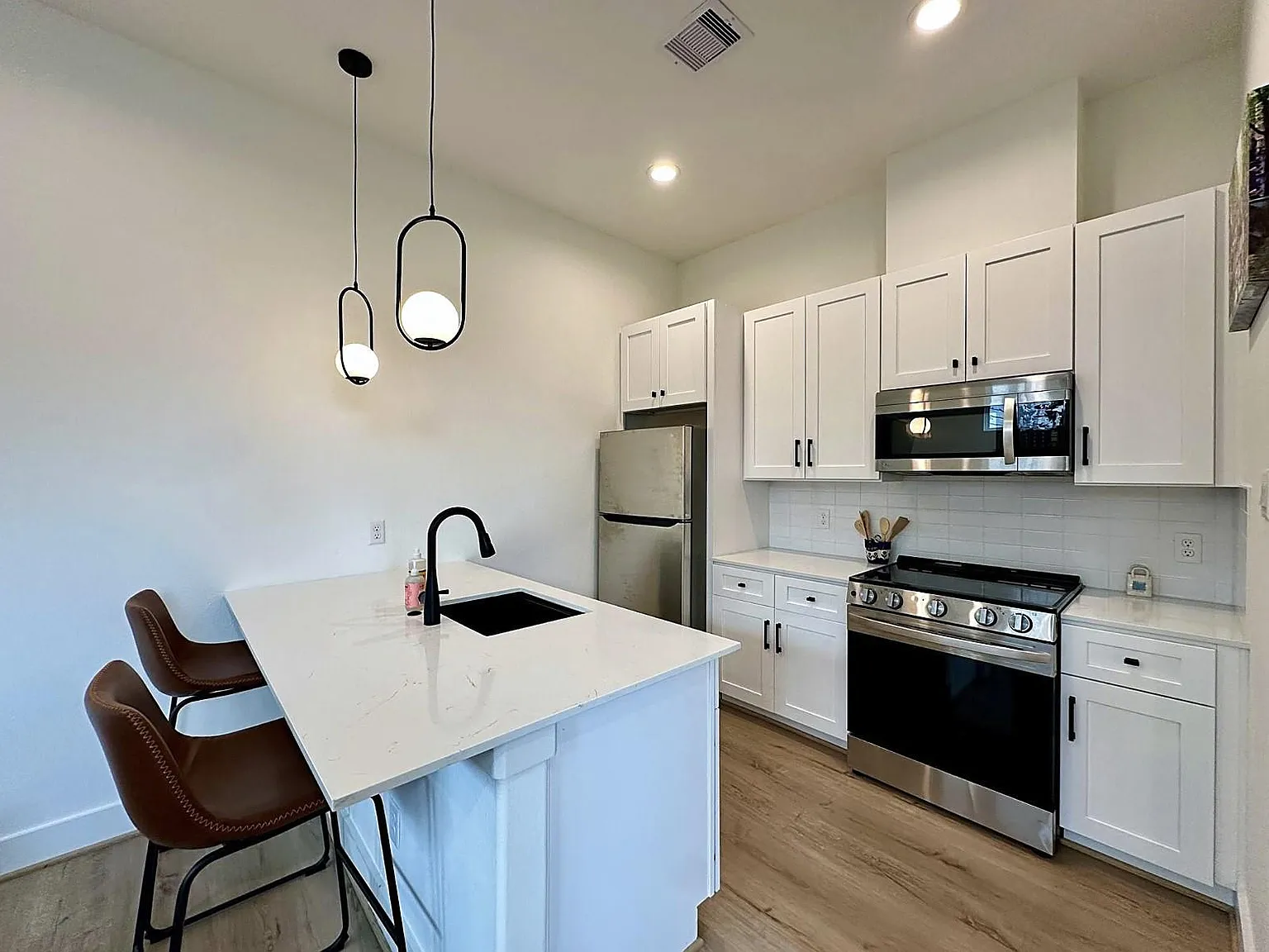 1 bed, 1.0 bath, 880 sqft, $1,675 — Photo 1