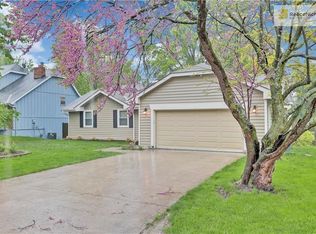 1936 S Parkwood Dr, Olathe, KS 66062