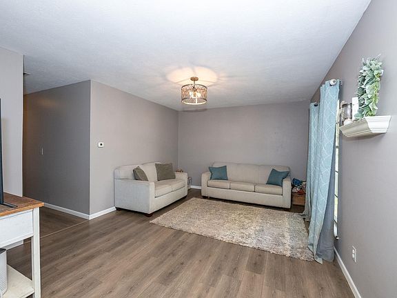3rd image of 211 Creekview Dr