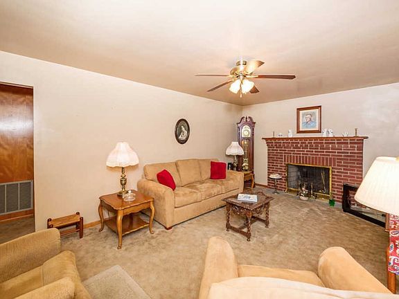 5th image of 147 Hillcrest Cir