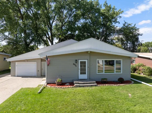 2505 Skyline Dr NW, Minot, ND 58703