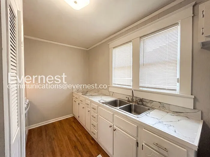 2984 Waverly Ave — Photo 6