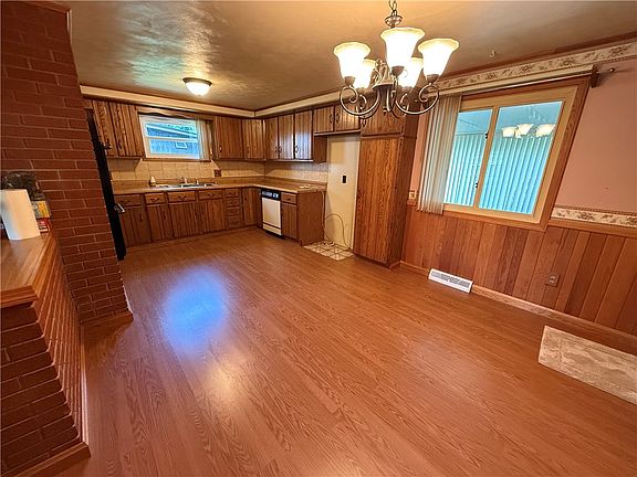 3rd image of 607 Ridge Ave E