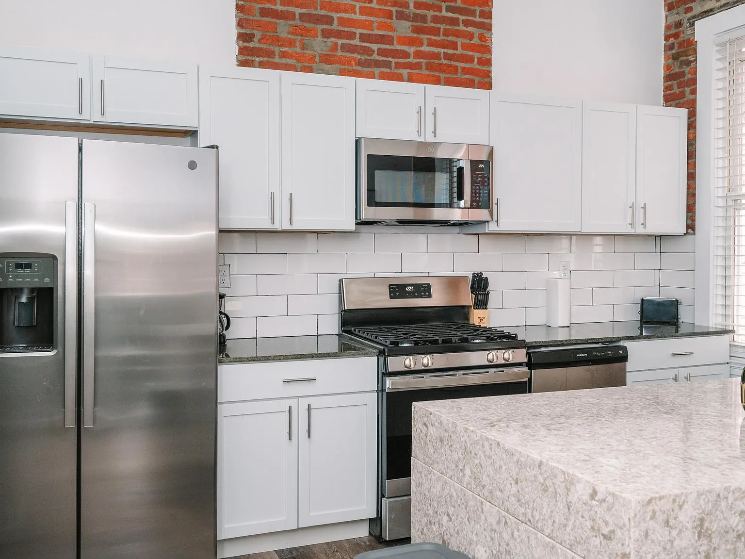 8 bed, 2859 sqft, $6,399 — Photo 4