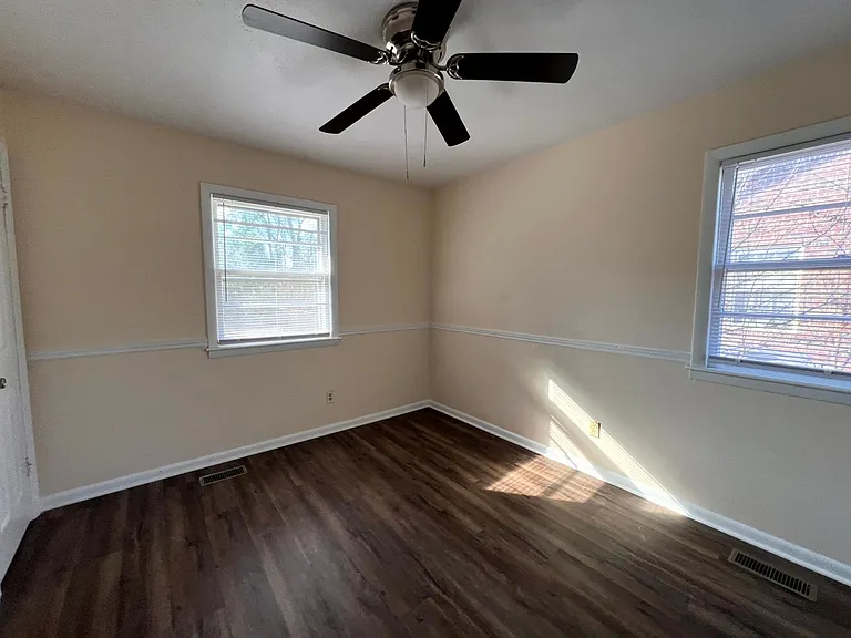 944 Lark Dr — Photo 5