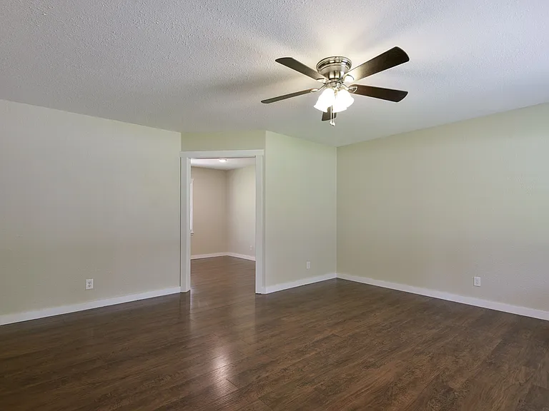 1137 W Main St — Photo 3