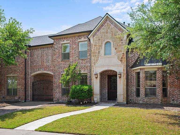 10941 Yorkshire Ln — Photo 2