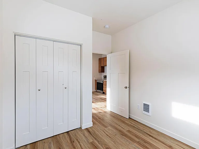 909 Poplar St #B — Photo 12