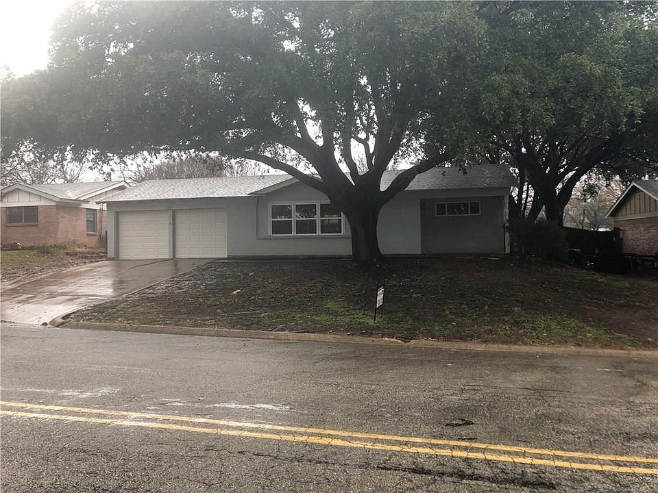 1st image of 815 Simmons Dr