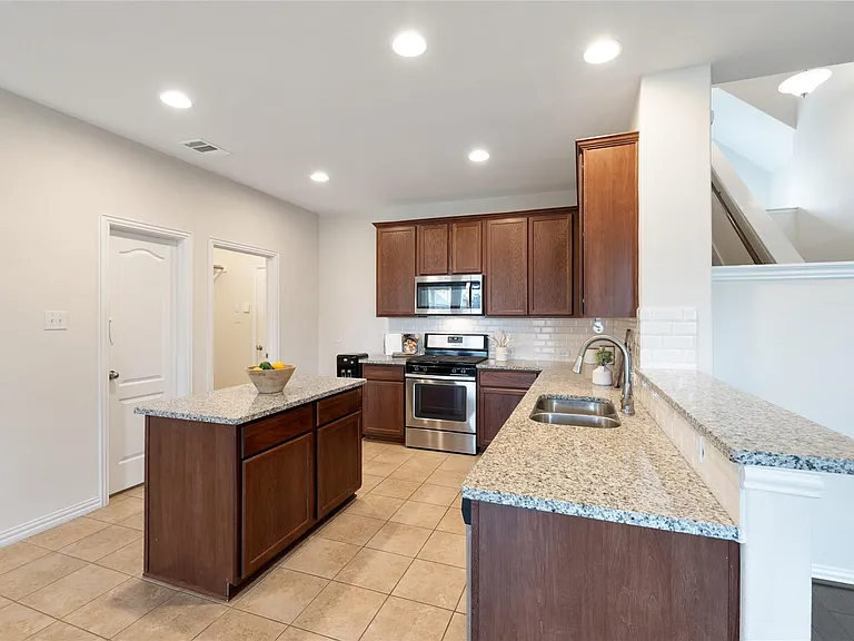 156 Banana St — Photo 16