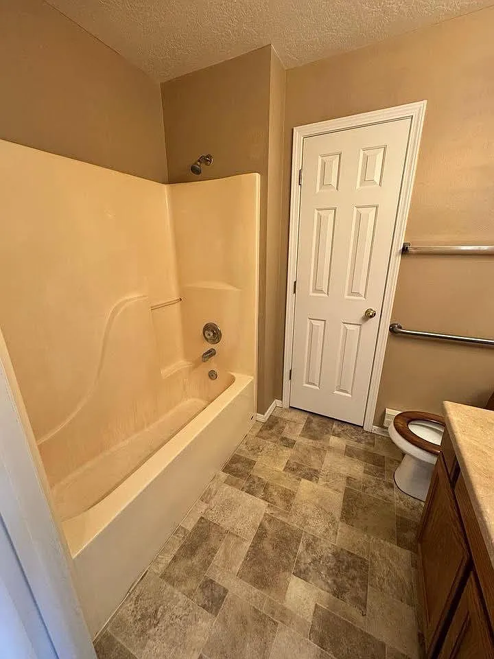 2140 Elizabeth Blvd N — Photo 4