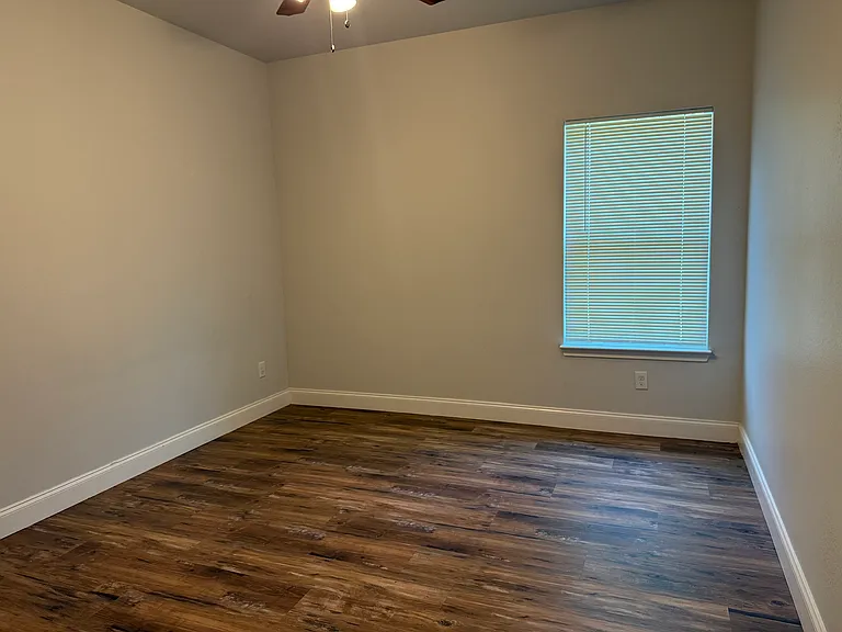 4705 Henry St — Photo 8