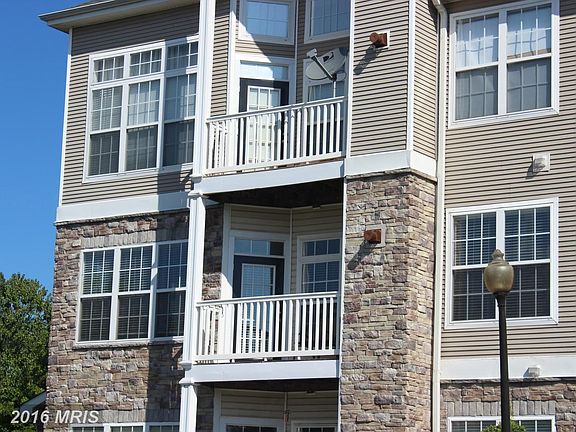 Beautiful corner unit with view of nature!