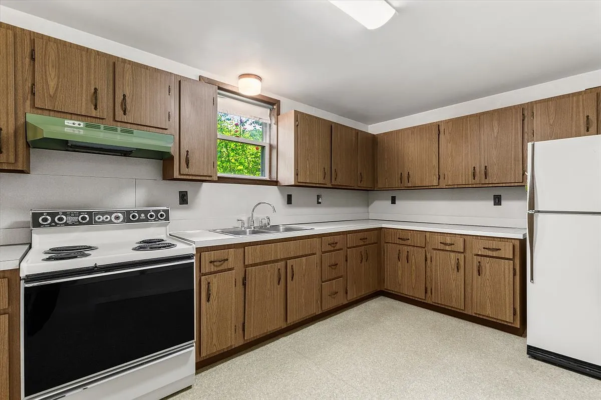 4 bed, 2.5 bath, 2500 sqft, $4,950 — Photo 4