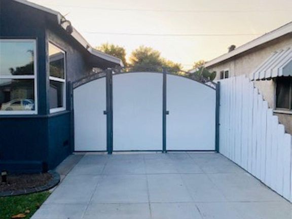 Driveway gate