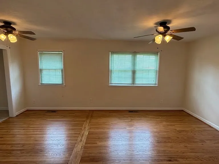 910 Liston Ln — Photo 3
