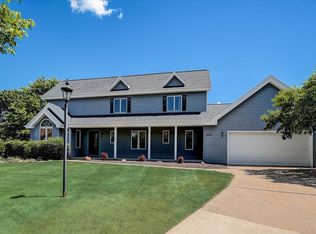 808 Clover Ct, Hartland, WI 53029