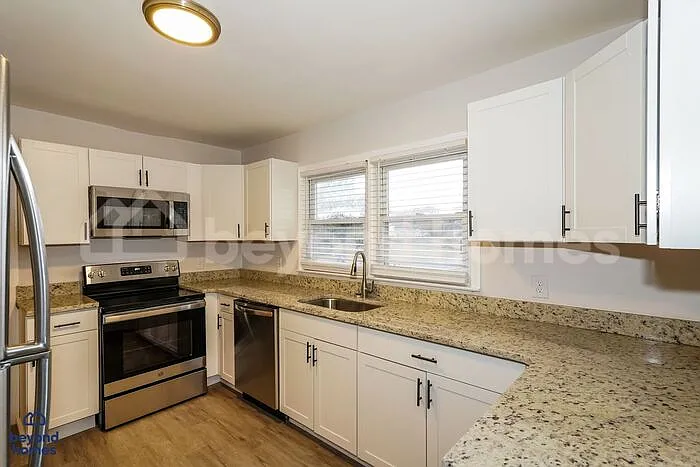 916 Julian Rd — Photo 4